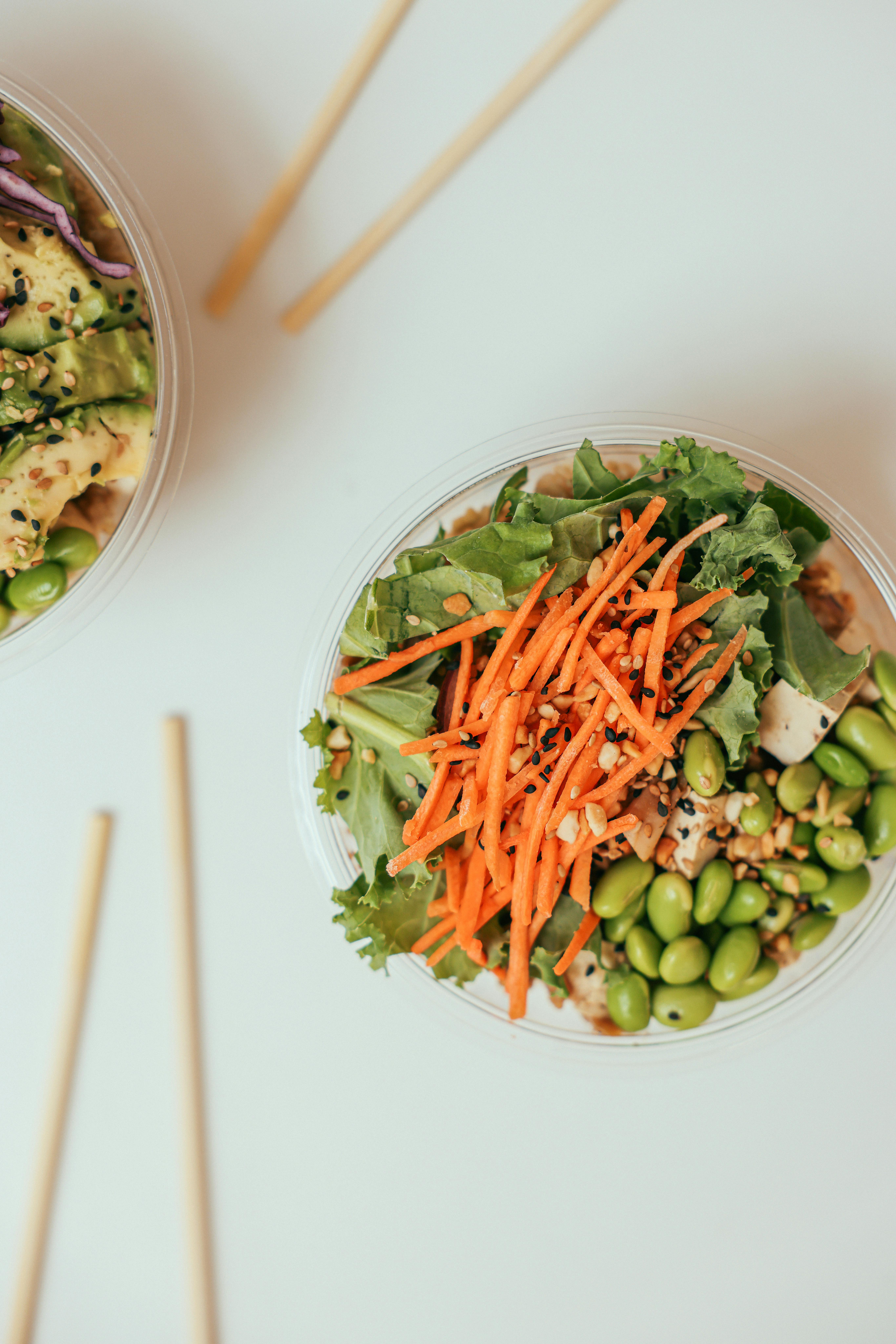 Bowl végétalien avec edamames et légumes
