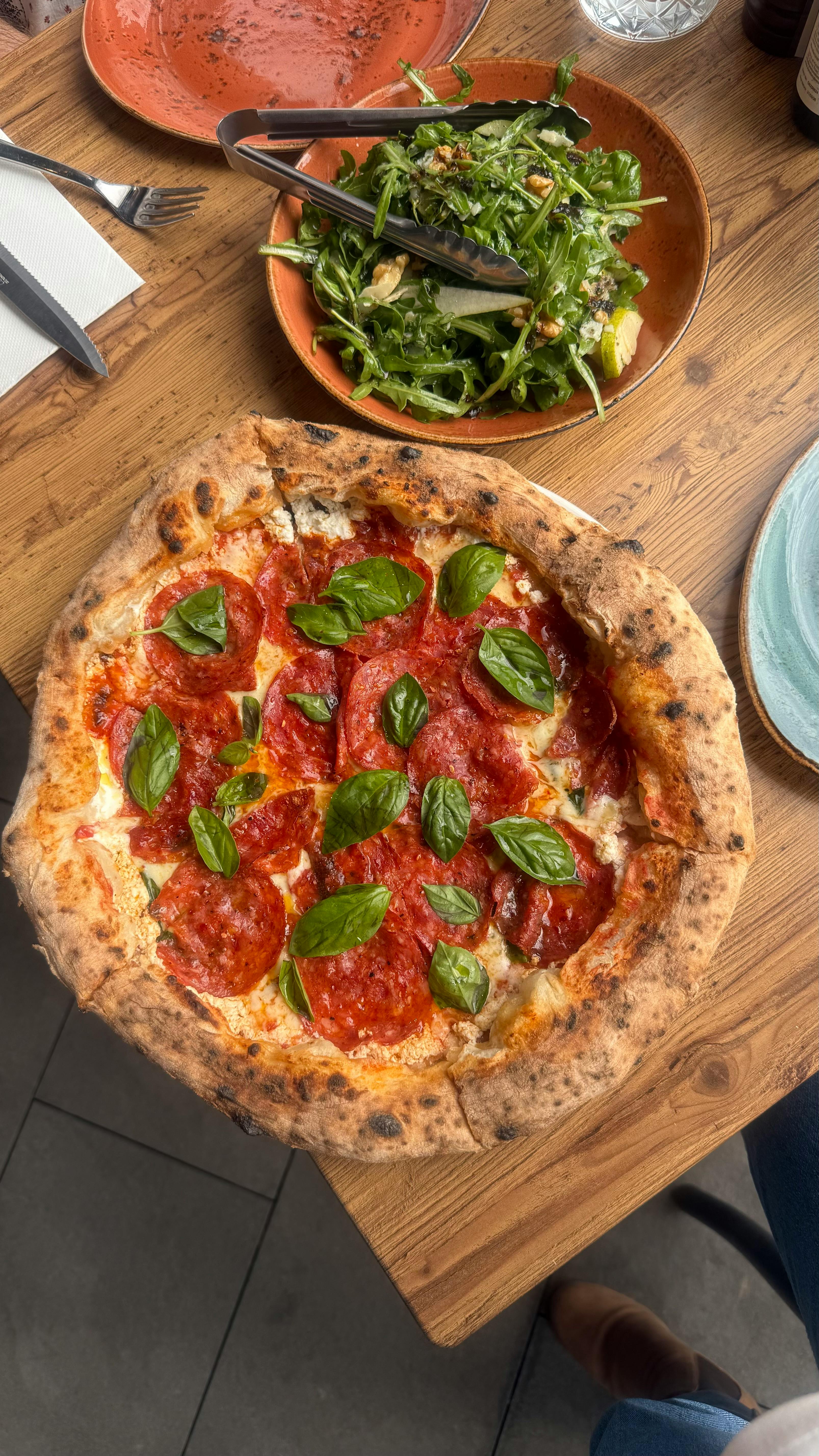 Pizza et salade au restaurant