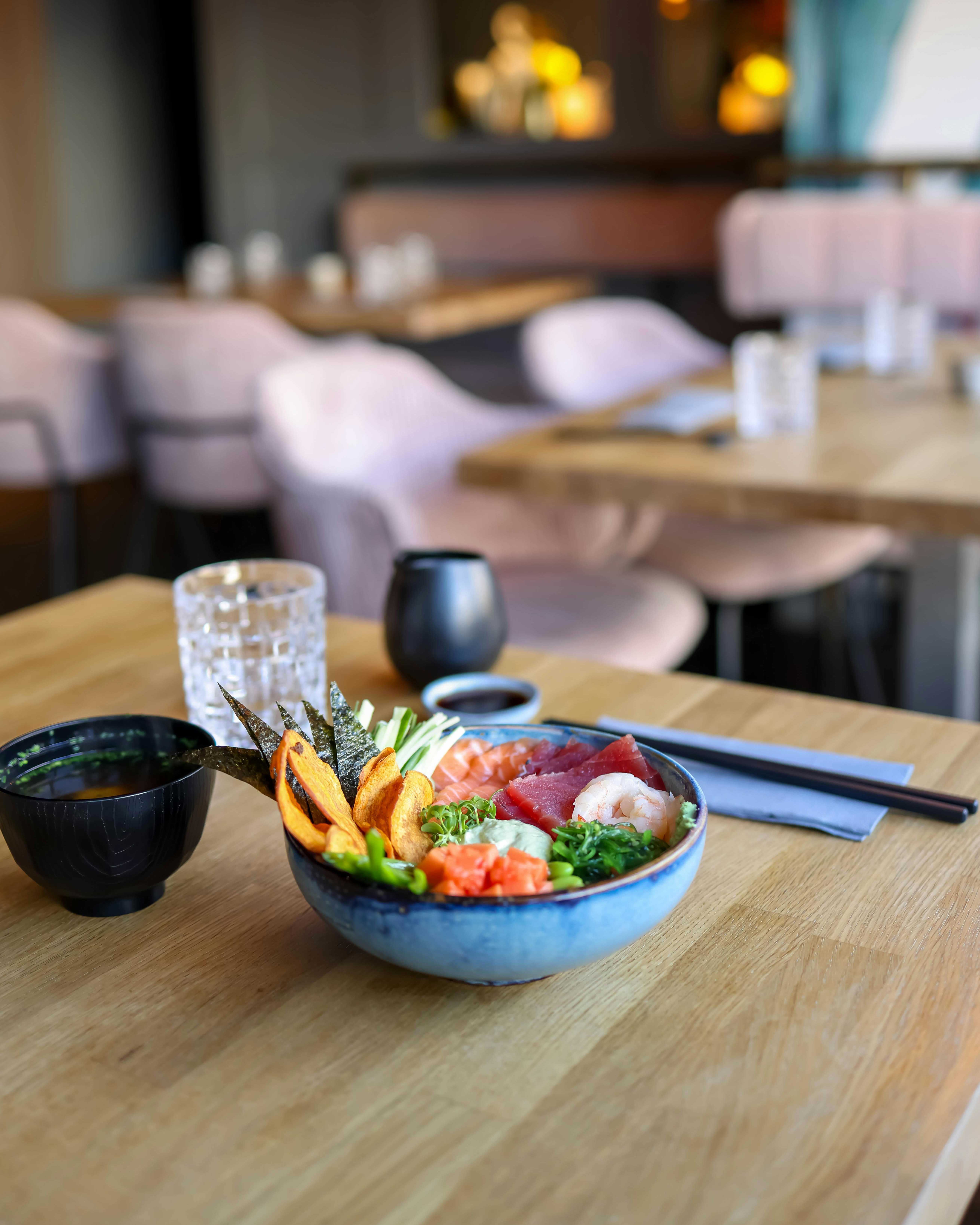 Bowl de poké dans un restaurant élégant